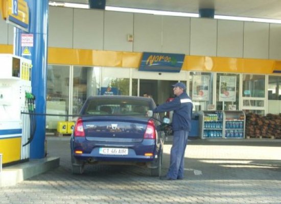 Chiar şi fără acciză suplimentară, benzina tot se scumpeşte